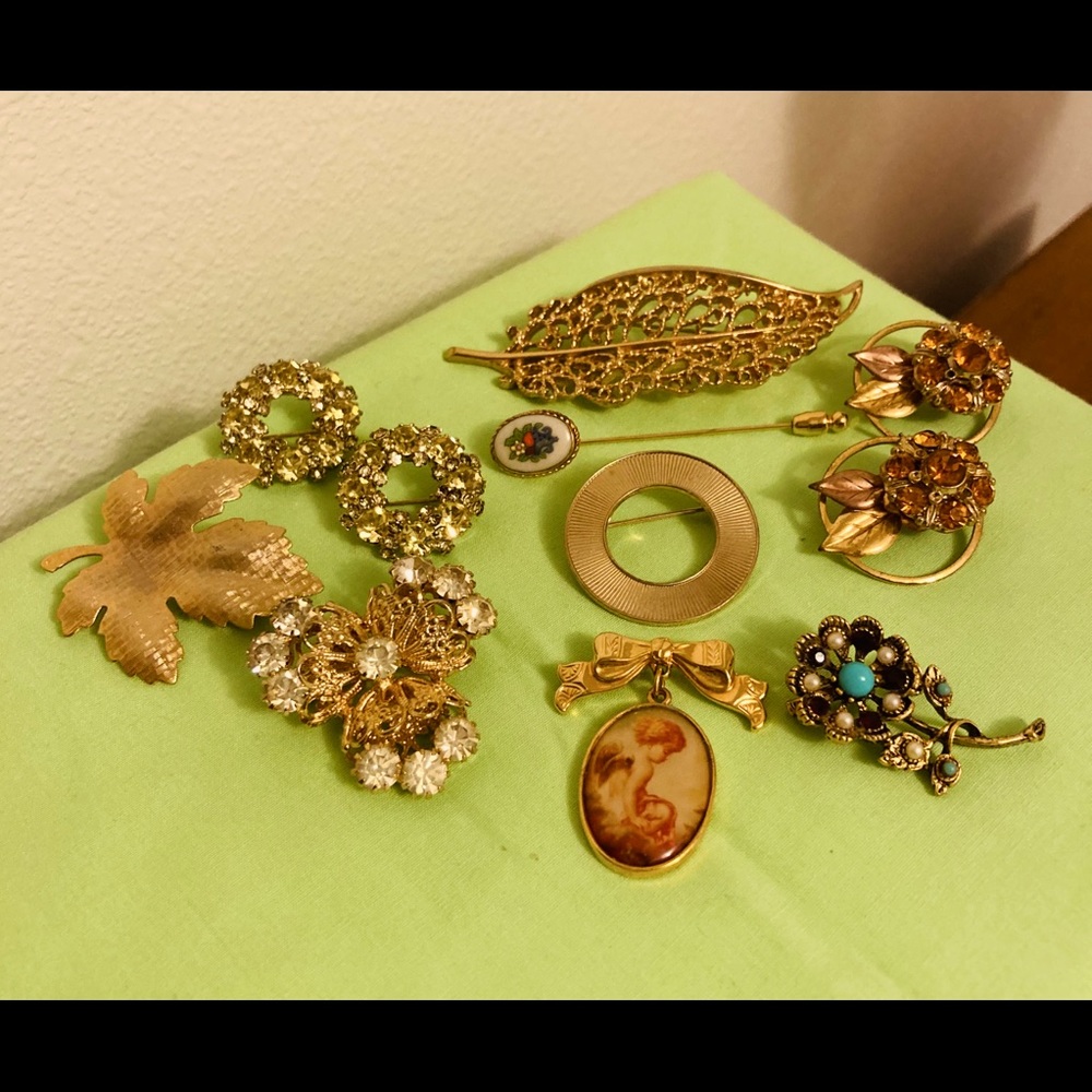 12 VINTAGE Pins / Brooches